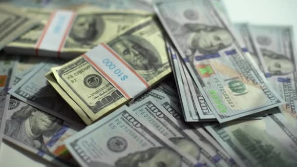 Tumpukan Uang Seratus Dolar Ditumpuk Latar Belakang Putih Dengan Jalan — Stok Video