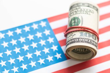 Tasarım amaçlı Amerikan bayrağı üzerine 100 dolarlık banknot. Yüksek kalite fotoğraf