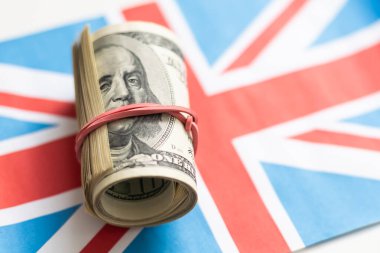 Büyük Britanya ulusal bayrağı ve dolar banknotları. İş ve finans kavramı, yumuşak odaklanma. Yüksek kalite fotoğraf