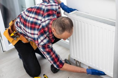 Tornavidayla genç bir erkek su tesisatının yakın çekimi. Yüksek kalite fotoğraf