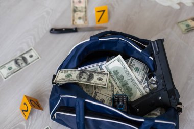 Silah ve uyuşturucu kavramı. Kokain paketleri, uyuşturucu torbaları ve kurşunlu silah. Narkotik sokak dağıtımı. Yüksek kalite fotoğraf