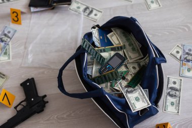  Para dolu siyah çantalı soyguncular. Yüksek kalite fotoğraf