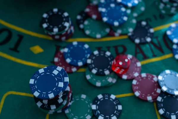 Bokeh Arka Planında Poker Fişleri Kumarhane Teması Yüksek Kalite Fotoğraf — Stok fotoğraf