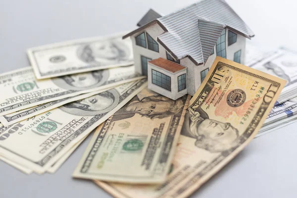 Model Rumah Dengan Kunci Pada 100 Dolar Baru Uang Kertas — Stok Foto