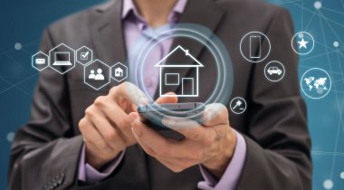 Uygulamayla çevrili bir teknoloji arayüzünün ev düğmesi - teknoloji uygulama kavramı. Yüksek kalite fotoğraf