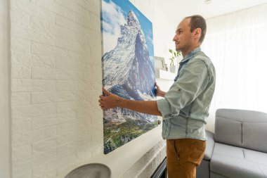 Modern sakallı adamın belden yukarı portresi sanat galerisi, fotokopi alanı. Yüksek kalite fotoğraf