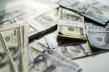 Kırpma yolu olan beyaz bir arka plana yığılmış yüz dolarlık banknotlar yığını. Yüksek kalite fotoğraf