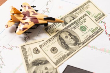 Askeri oyuncak uçak jet uçağı. Beyaz arka planda izole edilmiş bir avcı uçağı. Yüksek kalite fotoğraf