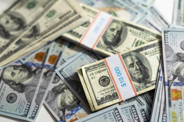Arkaplan olarak 100 dolar. Birçok Amerikan doları yavaşça masaya düşüyor. Adam yeşil Amerikan parası saçıyor. Amerikan finans sistemi. Yüksek kalite fotoğraf