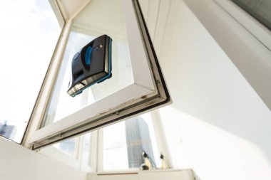 Beyaz robotik pencere temizleyicisi temizlik için bir fırça ve süpürge kullanır. Otomatik pencere temizleyicisi ev işleri için çok yardımcı oluyor. Yüksek kalite fotoğraf