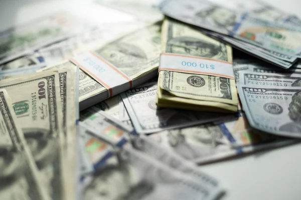 Kırpma yolu olan beyaz bir arka plana yığılmış yüz dolarlık banknotlar yığını. Yüksek kalite fotoğraf