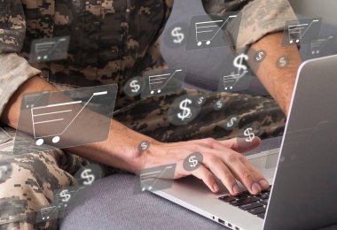 Çevrimiçi alışveriş ve e-ticaret kavramı. Genç adam alışveriş arabası simgesi olan dizüstü bilgisayarı kullanıyor, çevrimiçi mağazada sipariş veriyor, internetten alışveriş yapıyor, klavyede el yazısı olan sanal ekranda konsept kullanıyor.