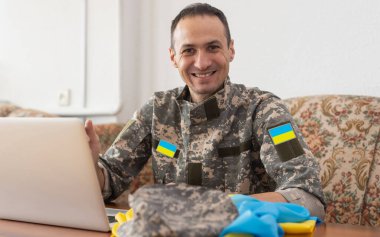 Dizüstü bilgisayarı olan Ukraynalı asker..