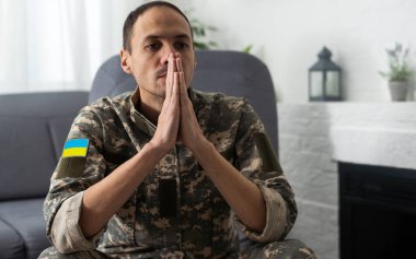 Ukraynalı adam, daha sert. Akıl sağlığı. Gergin erkek asker depresyon geçiriyor, travma sonrası stres bozukluğu konsepti. Adam üzgün, sorunları var. Psikoloji konsepti. Stres ve acı