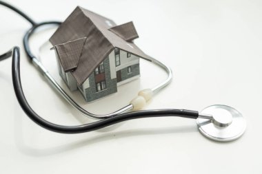 Ev kontrolü. Minyatür ev ve steteskop. Yüksek kalite fotoğraf