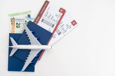 Gezgin aksesuarları, şapka, gözlük, kamera, pasaport ve arka planda fotokopi için yer açılmış uçak biletleri. Seyahat tatili kavramı.