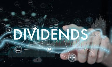 İş adamı sanal ekranda resim çiziyor. Temettü konsepti. Yüksek kalite fotoğraf