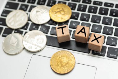 Bitcoin ve vergi mektuplarıyla ahşabın yanında. Bitcoin vergisi konsepti. Yüksek kalite fotoğraf