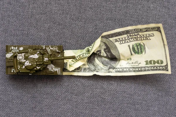 Nádrž Dolarových Bankovkách Koncept Válečných Nákladů Vojenských Výdajů Hospodářské Krize — Stock fotografie