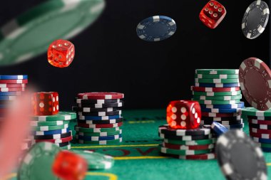 Çevrimiçi oyun işi, kumarhane, poker. Uçmak, poker masasının arka planında yükselen çipler, para ve çipler. Yaratıcı ışık. Kumarhane işi için arka plan. Yüksek kalite fotoğraf