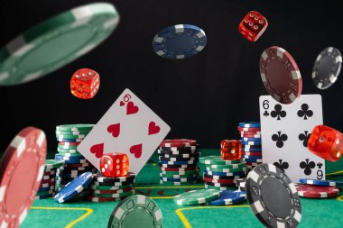 Yeşil masa üzerinde poker fişleri yığını, siyah arka plan. Yüksek kalite fotoğraf