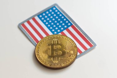 Amerika Birleşik Devletleri bayrağında altın kripto para birimi Bitcoin. Yüksek kalite fotoğraf