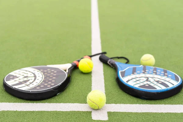 Yellow Balls Grass Turf Padel Tennis Racket Net Green Court — Stock Photo, Image