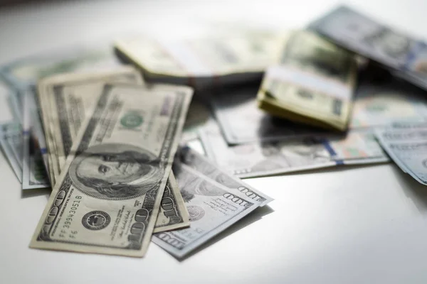 一百美元作为背景资料 许多美元正慢慢地跌到桌子上 男人扔绿色的美国钱 美国金融体系 高质量的照片 — 图库照片