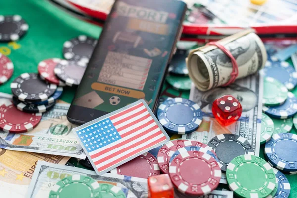 Jugar Las Cartas Fichas Póquer Dados Teléfono Inteligente Concepto Casino — Foto de Stock