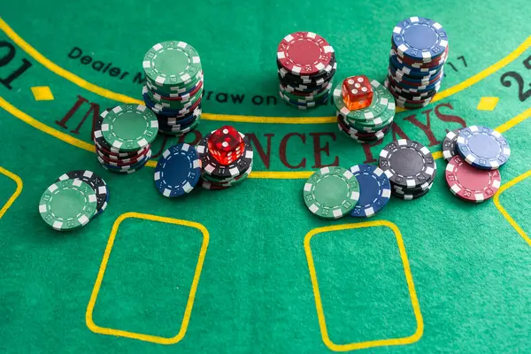 Yeşil Masada Poker Için Baharat Patates Kızartması Yüksek Kalite Fotoğraf — Stok fotoğraf