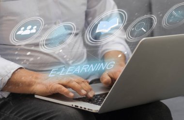 E-öğrenim eğitimi, internet dersleri ve online webinar. Eğitim İnternet Teknolojisi. Çevrimiçi derslere dijital ekranda katılan kişi.