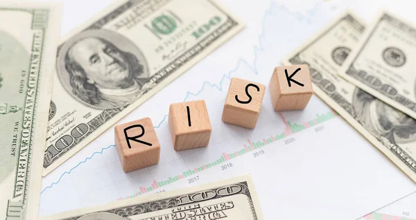 Mužská Ruka Obracející Dřevěnou Kostku Risk Rise Kvalitní Fotografie — Stock fotografie