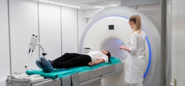 Kadın hasta MRI - manyetik rezonans görüntüleme hastanede. Tıbbi malzeme ve sağlık.