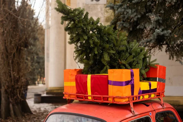 Большие Подарочные Коробки Бантами Городской Площади Рождественский Уличный Декор — стоковое фото