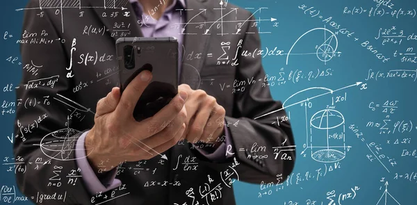 数学者の概念です 青い背景 グラフィックイメージのアイデア 男の数学者は金融会社のテクノロジースマートフォンで計算しています — ストック写真