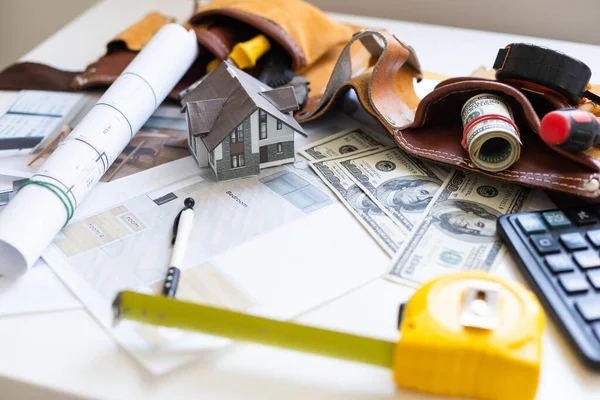 Een Huis Top Van Een Tafel Met Hypotheek Aanvraagformulier Rekenmachine — Stockfoto