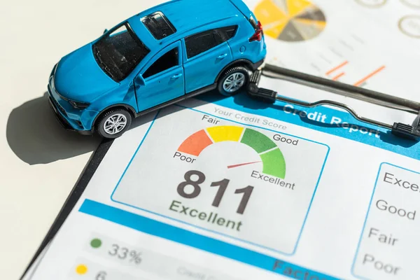 Samochód Zabawki Dokumenty Kalkulator Stole Koncepcja Ubezpieczenia Samochodu Wysokiej Jakości — Zdjęcie stockowe