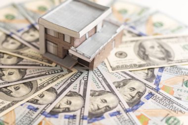Amerikan banknotlarında kırmızı çatısı olan ev modelinin yakın çekimi. Yüksek kalite fotoğraf