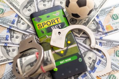 Kumarhane fişleri, futbol topu ve zar akıllı telefondan futbol sahasında duruyor. Üç boyutlu illüstrasyon. Yüksek kalite fotoğraf