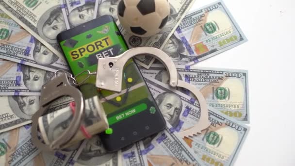 Casino Chips Pelota Fútbol Dados Pie Teléfono Inteligente Con Campo — Vídeo de stock