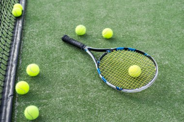 Sahadaki tenis toplarını ağla kapatın. Yüksek kalite fotoğraf