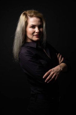 güzel kadın model siyah arka plan üzerine portresi