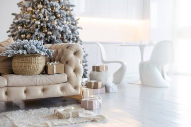 Oturma odasının altında hediyelerle Noel ağacı.
