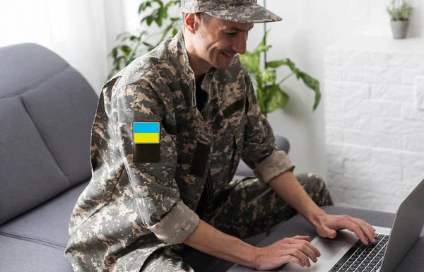 Uomo Militare Ucraino Con Computer Portatile — Foto Stock
