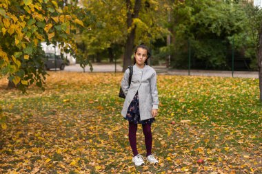 Sırt çantalı tatlı kız okula gidiyor..