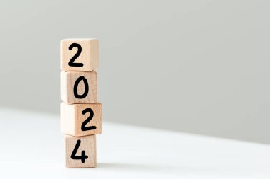 Yeni yıl 2024 konsepti. Tahta üzerinde iş fikri. Yüksek kalite fotoğraf