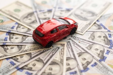 Oyuncak araba ve para beyaza karşı. Kiralama, satın alma ya da sigorta araba konsepti. Yüksek kalite fotoğraf