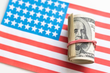 Çeşit çeşit banknotlar üzerinde Amerikan bayrağı. Yüksek kalite fotoğraf