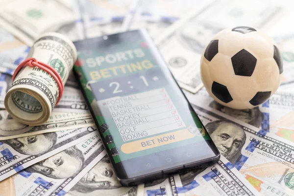 Conceptul Afaceri Fotbal Mingea Smartphone Aplicație Pariuri Bancnote Dolari Fundal — Fotografie, imagine de stoc
