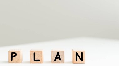 Ofis masasında kelime planları olan tahta küpler. Yüksek kalite fotoğraf